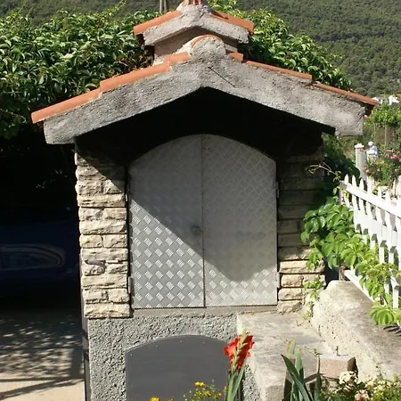 Apartments With Parking Space Grebastica, Sibenik - 4252 * Brodarica (Sibenik-Knin)