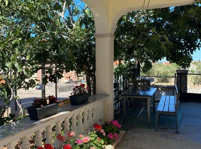 Apartments With Parking Space Grebastica, Sibenik - 4252 Apartment *