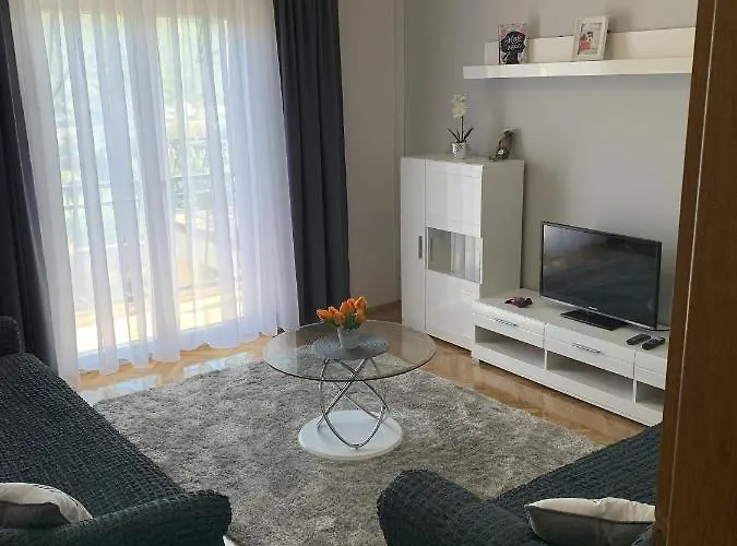 Apartments With Parking Space Grebastica, Sibenik - 4252 Brodarica (Sibenik-Knin)