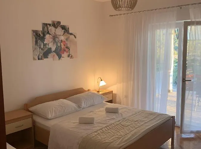 Apartments With Parking Space Grebastica, Sibenik - 4252