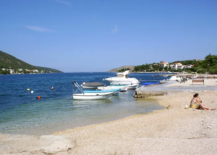 Apartments With Parking Space Grebastica, Sibenik - 4252 * Brodarica (Sibenik-Knin)